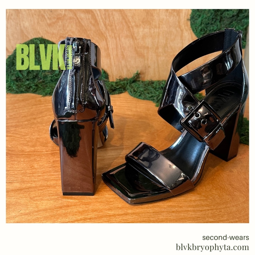 DKNY, Revelyn Metallic Crossbanded Sandal Size 8